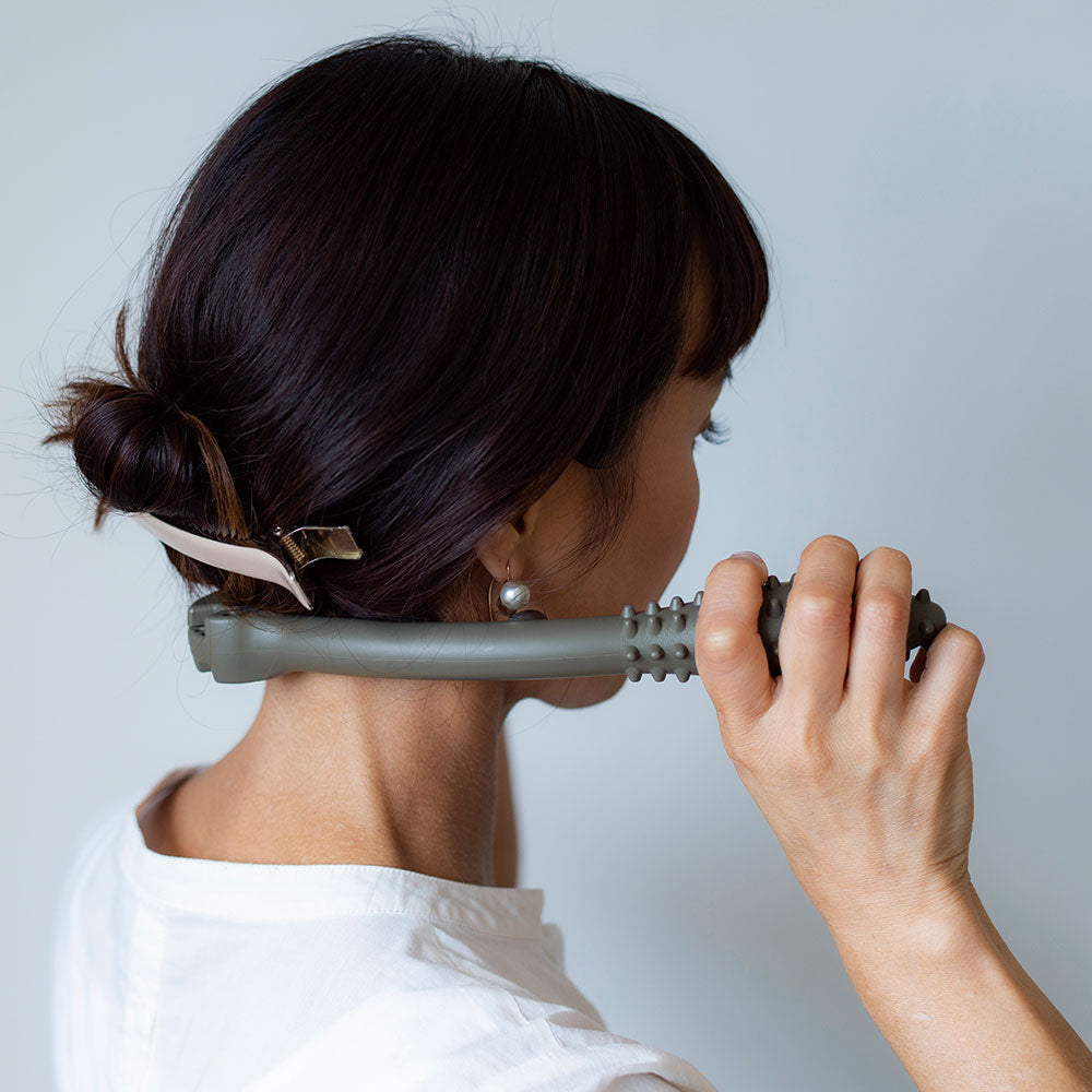 バイブレーション　マッサージグッズ　リラクゼーショングッズ　肩こり改善 楽天市場】【総合1位受賞☆】 肩甲骨はがしピロー RAKUNA ラクナ